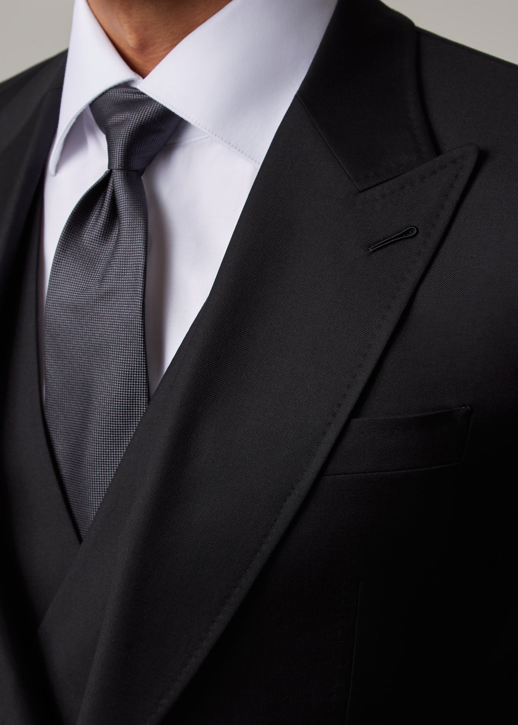 Midnight Milano The Ultimate Black Suit, close-up of the collar, tie knot and peak lapel
