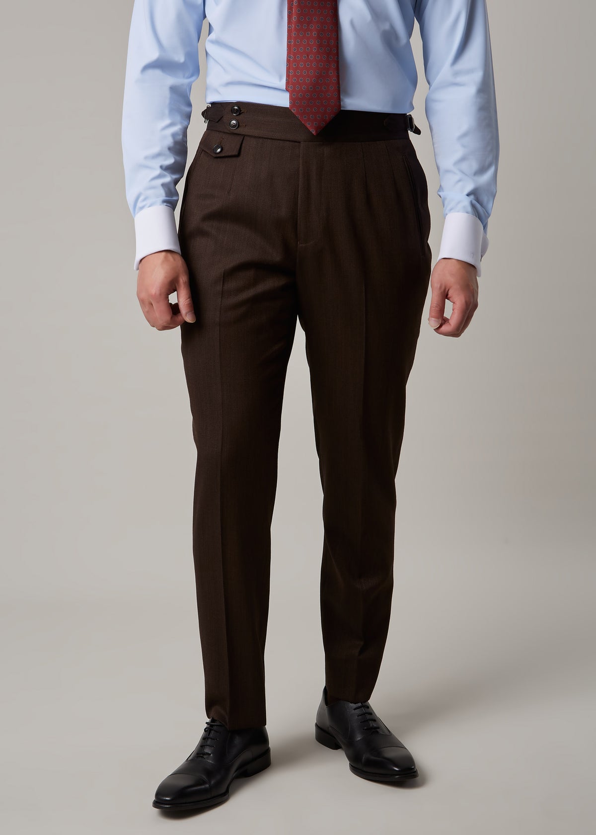 Lexington Brown Suit waistcoat, close-up of the double-breasted buttons and cuff