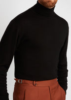 Irish Coffee Turtleneck Black, close-up turned slightly to one side