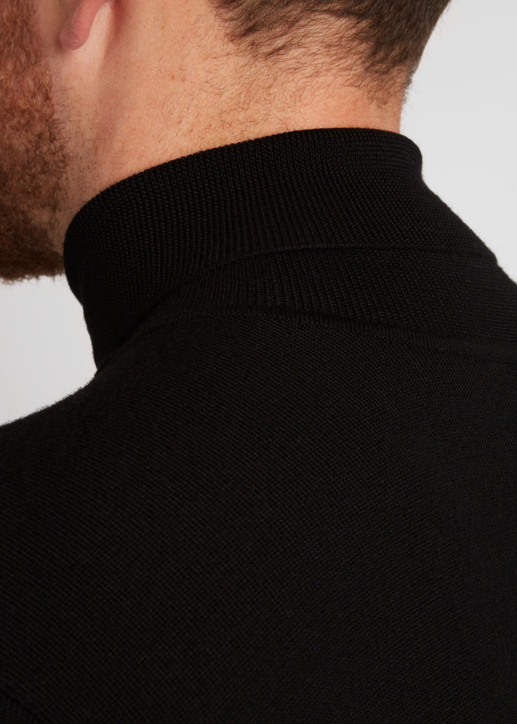Irish Coffee Turtleneck Black, close-up of the back collar seam