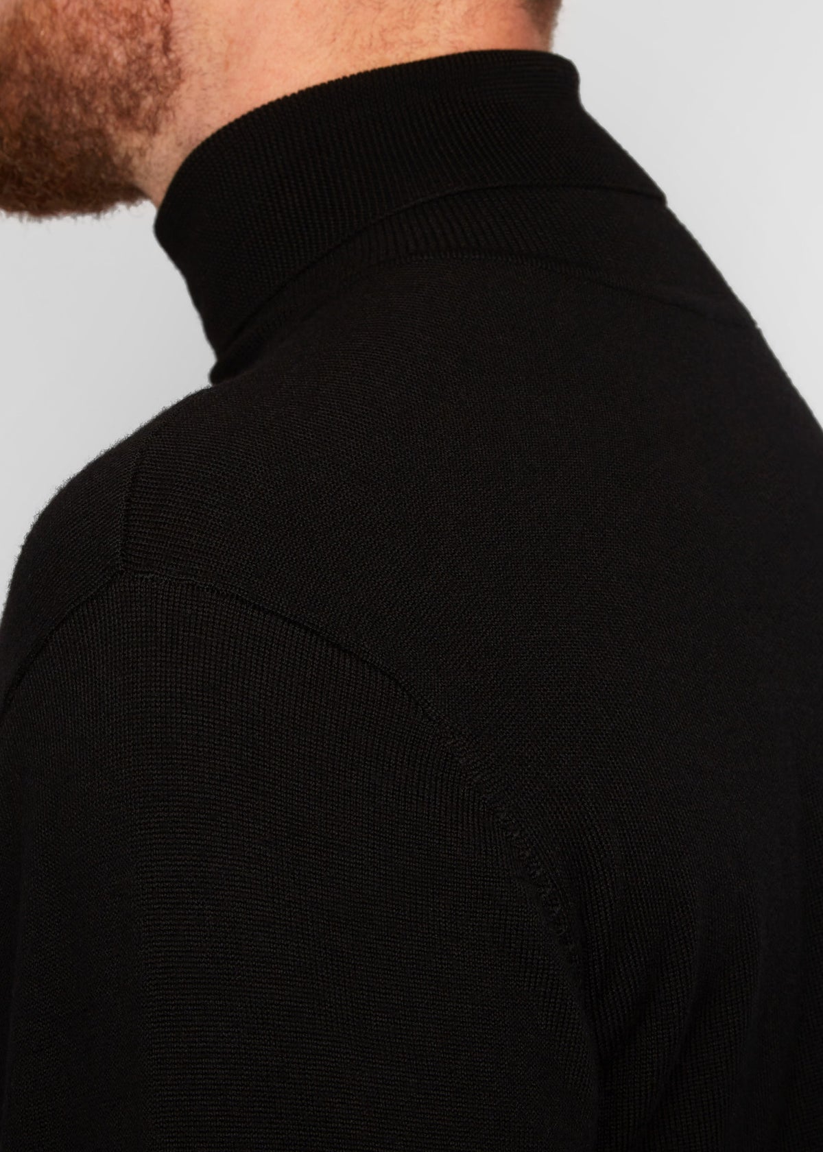 Irish Coffee Turtleneck Black, close-up of the shoulder and back seam