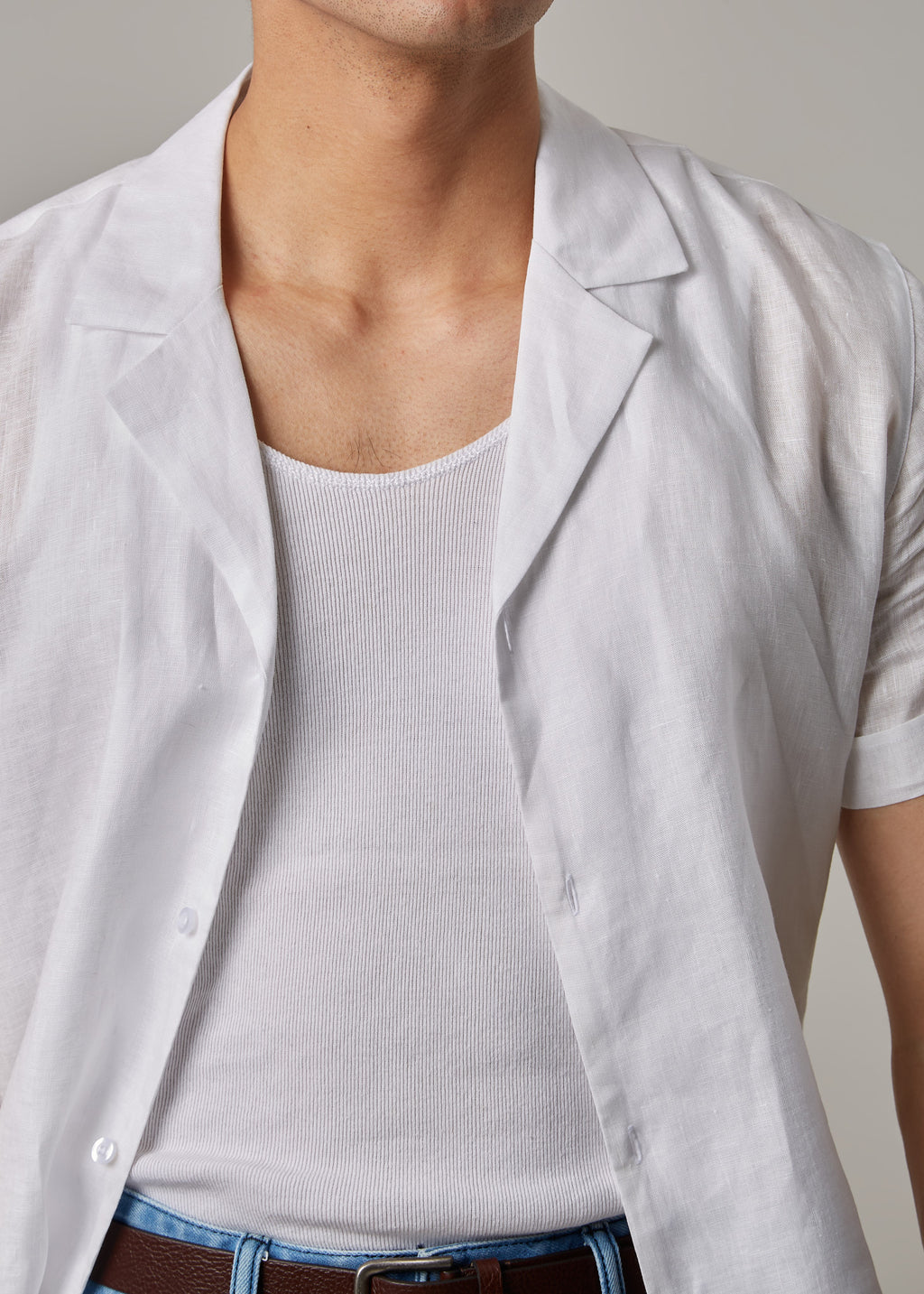 La Havana Breeze White Linen Shirt, close-up of the camp collar and open placket