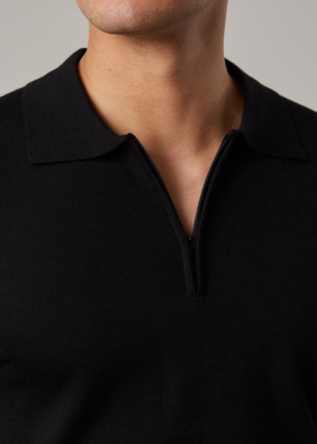Fireball Zip Polo Black, close-up of the collar and zip neckline