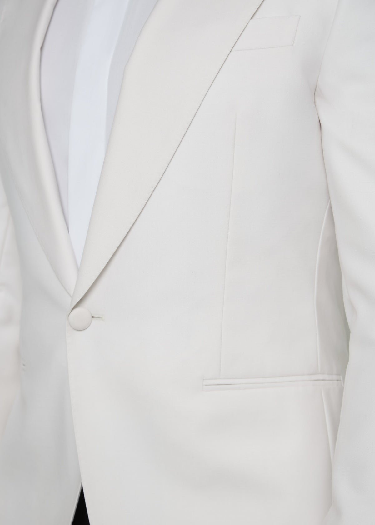 Opera House Off White Tuxedo, close-up of the shawl lapel and single button