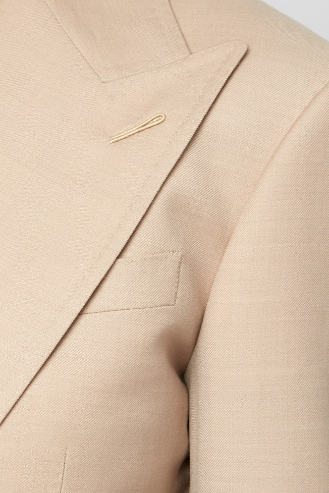 San Polo Cream Wool Suit, macro close-up of the lapel notch and buttonhole thread loop