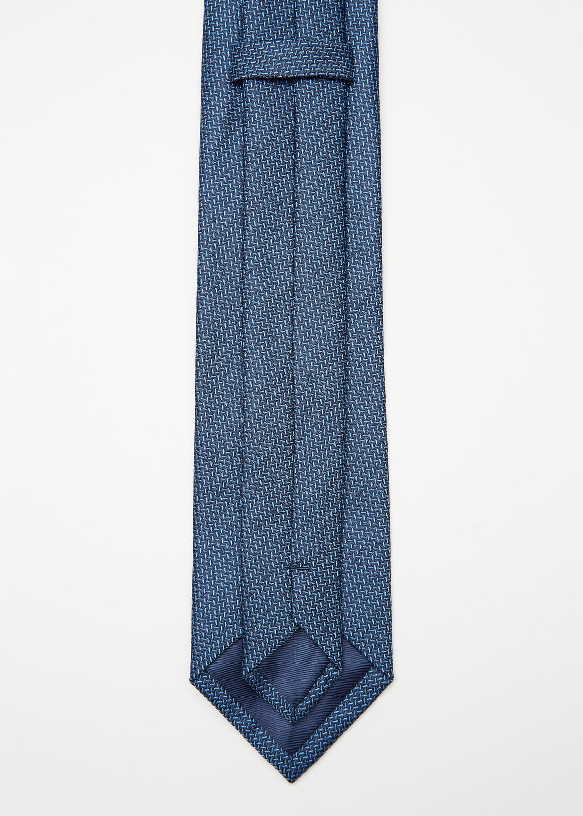 Tulum Tie in a blue pattern, close-up of the tip and back keeper loop