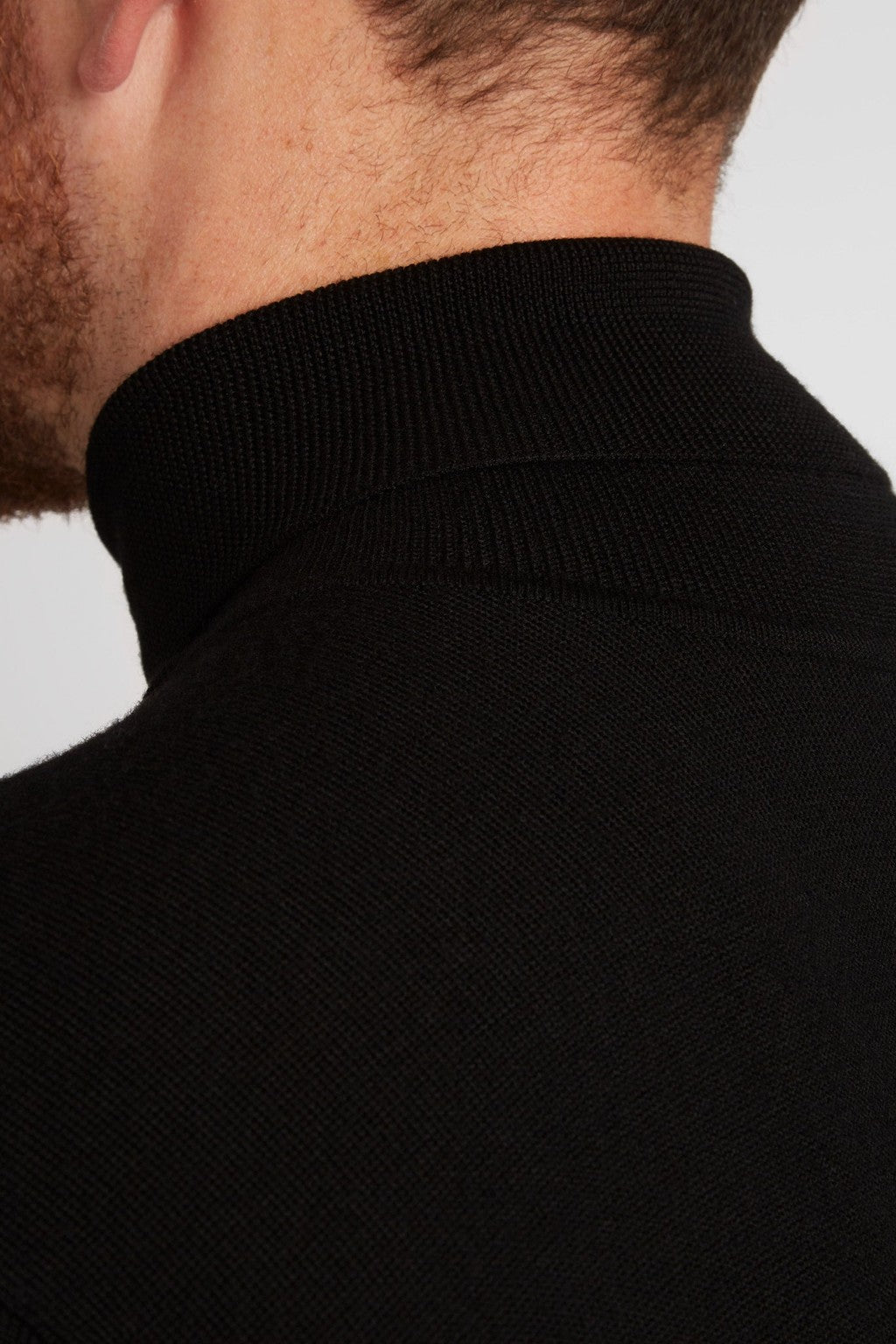 Irish Coffee Turtleneck Black, close-up of the back collar seam