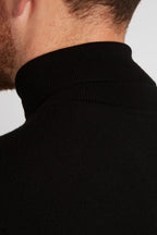 Irish Coffee Turtleneck Black, close-up of the back collar seam