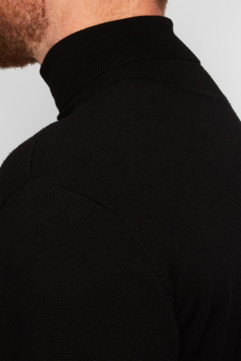 Irish Coffee Turtleneck Black, close-up of the shoulder and back seam