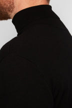 Irish Coffee Turtleneck Black, close-up of the shoulder and back seam